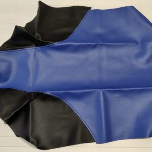Housse de selle noire et bleue pour Yamaha YFZ 350 Banshee : style et protection Vous cherchez à protéger votre selle tout en ajoutant une touche de style à votre Yamaha YFZ 350 Banshee ? La housse de selle noire et bleue est faite pour vous. Conçue spécialement pour ce modèle emblématique, elle allie résistance et esthétique. Pourquoi choisir cette housse ? D’abord, elle protège votre selle des intempéries. Pluie, soleil, poussière : rien ne résiste à son tissu robuste. Ensuite, son design noir et bleu s’accorde parfaitement avec les couleurs sportives du Banshee. Enfin, elle est facile à installer et à enlever, grâce à ses sangles ajustables. Un accessoire pratique Imaginez : après une longue journée de balade, votre selle reste comme neuve. Pas de traces, pas d’usure prématurée. De plus, cette housse est légère et ne gêne pas la conduite. Vous pouvez même la ranger dans un petit sac une fois pliée. Un style unique Le bleu électrique contraste avec le noir profond, ce qui donne un look dynamique à votre quad. Vos amis ne manqueront pas de remarquer ce détail qui fait la différence. Et si vous aimez personnaliser votre véhicule, c’est un accessoire idéal. Facile à entretenir Un coup d’éponge suffit pour la nettoyer. Pas besoin de produits spéciaux. Elle sèche rapidement, ce qui est pratique après une sortie sous la pluie. En résumé La housse de selle noire et bleue pour Yamaha YFZ 350 Banshee est un must-have. Elle protège, embellit et s’adapte à toutes vos aventures. Alors, prêt à donner un nouveau souffle à votre quad ? 09:52 HOUSSE DE SELLE BANSHEE NOIRE ET BLEUE