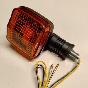 Les clignotants sont des éléments de sécurité essentiels sur votre Yamaha 125 DTR ou 200 DTR. En effet, ils permettent d’indiquer clairement vos intentions aux autres usagers de la route. Sans eux, changer de direction ou de voie deviendrait dangereux, tant pour vous que pour les autres. D’abord, il est important de vérifier régulièrement leur bon fonctionnement. Un clignotant qui clignote trop vite, ne s’allume pas ou reste bloqué doit être remplacé sans attendre. Par conséquent, un contrôle visuel et un test avant chaque trajet s’imposent pour rouler en toute sécurité. Ensuite, le remplacement d’une paire de clignotants est une opération simple et rapide. Pour commencer, débranchez la batterie afin d’éviter tout court-circuit. Puis, retirez les vis ou les clips qui maintiennent le clignotant en place. Ensuite, déconnectez délicatement le connecteur électrique et retirez l’ancien clignotant. De plus, il est conseillé de vérifier l’état des supports et des connecteurs avant d’installer les nouveaux clignotants. Un support abîmé ou un connecteur oxydé peut nuire au bon fonctionnement des nouveaux équipements. Par ailleurs, assurez-vous que les nouveaux clignotants sont bien compatibles avec votre modèle de moto. Enfin, après l’installation, testez le fonctionnement des clignotants. Vérifiez qu’ils s’allument correctement et que le rythme de clignotement est régulier. Si tout est en ordre, vous pouvez reprendre la route en toute sérénité. En résumé, les clignotants sont des accessoires indispensables pour votre sécurité et celle des autres usagers. Un entretien régulier et un remplacement en cas de besoin vous permettront de toujours signaler vos intentions de manière claire et efficace. Alors, ne négligez pas ces petits éléments qui jouent un grand rôle !